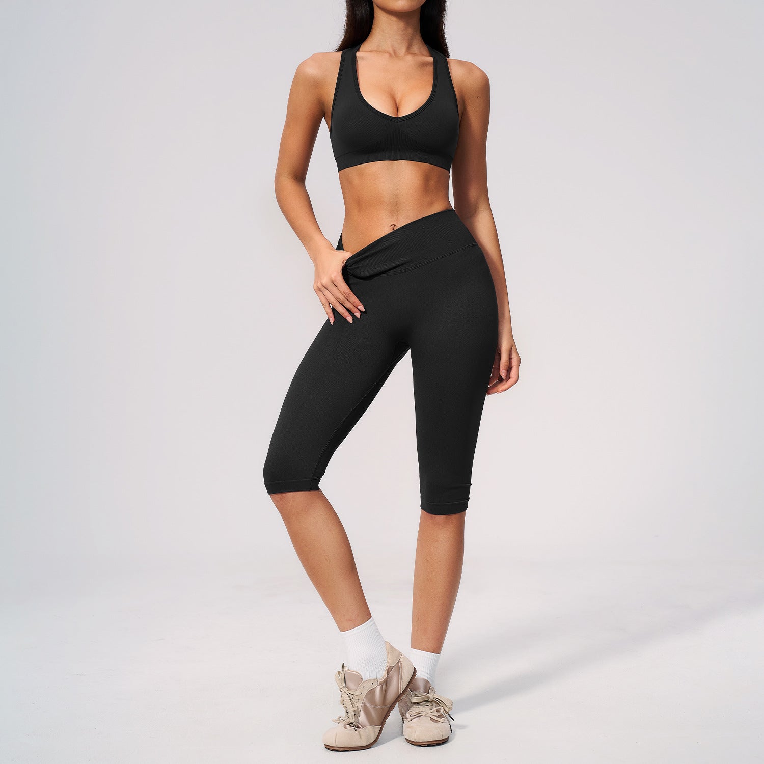 Women's premium-feel sports bra with quick-drying high-waisted mid-length shorts set