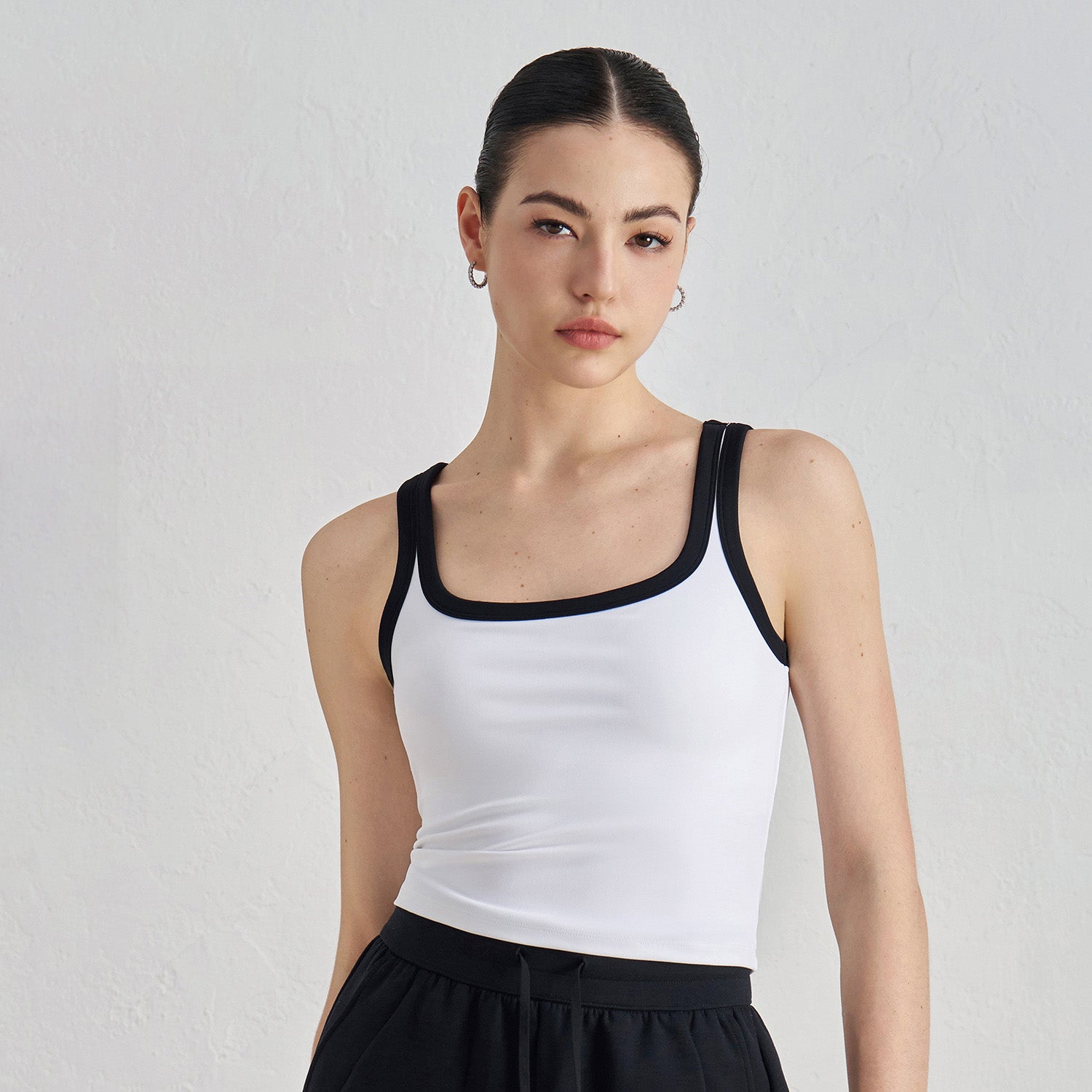 Women's U-neck sports vest with beautiful back